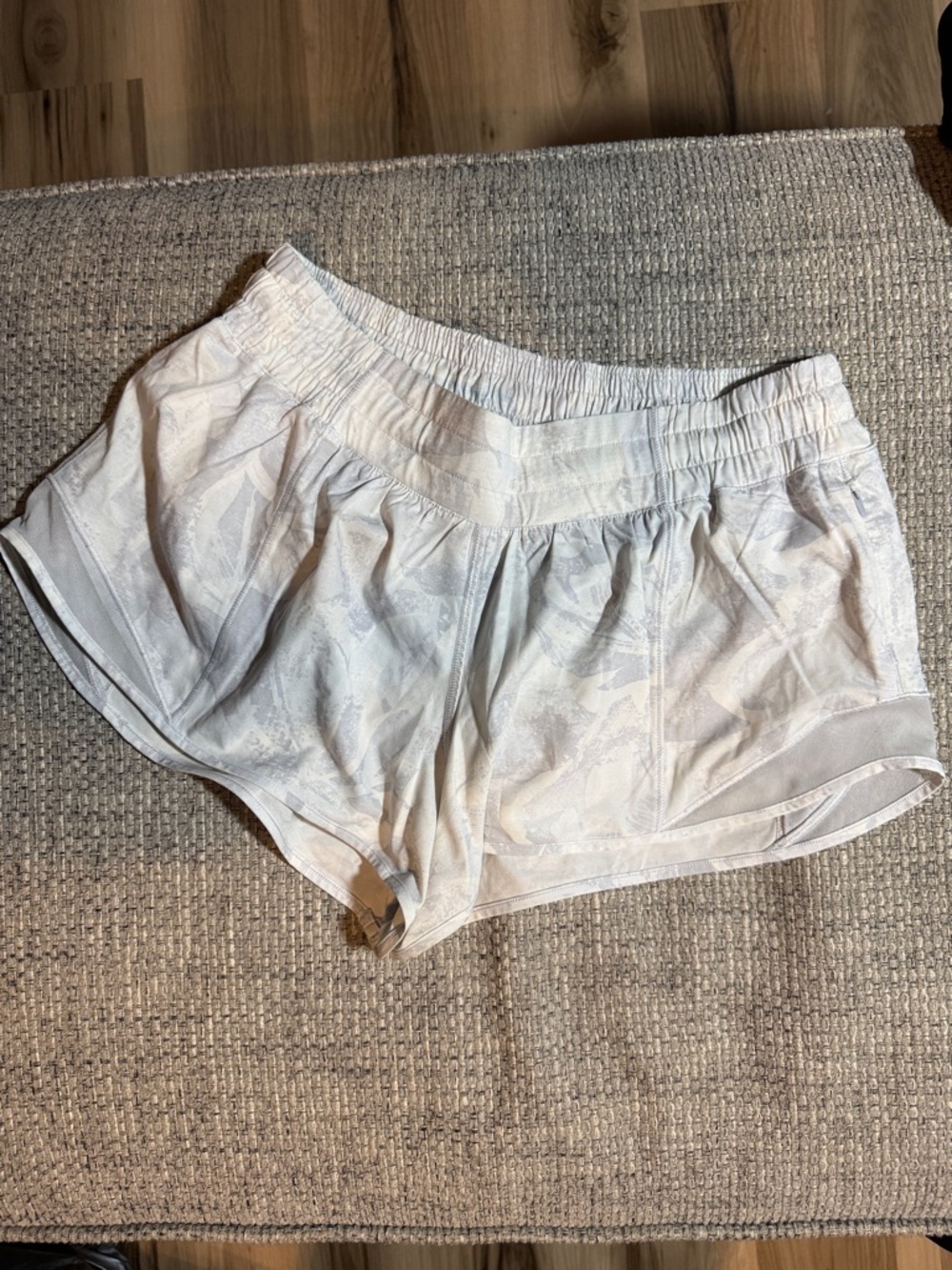 Lululemon Hotty Hot Short Jasmine White Multi 2.5 Size 8 - Picture 3 of 5
